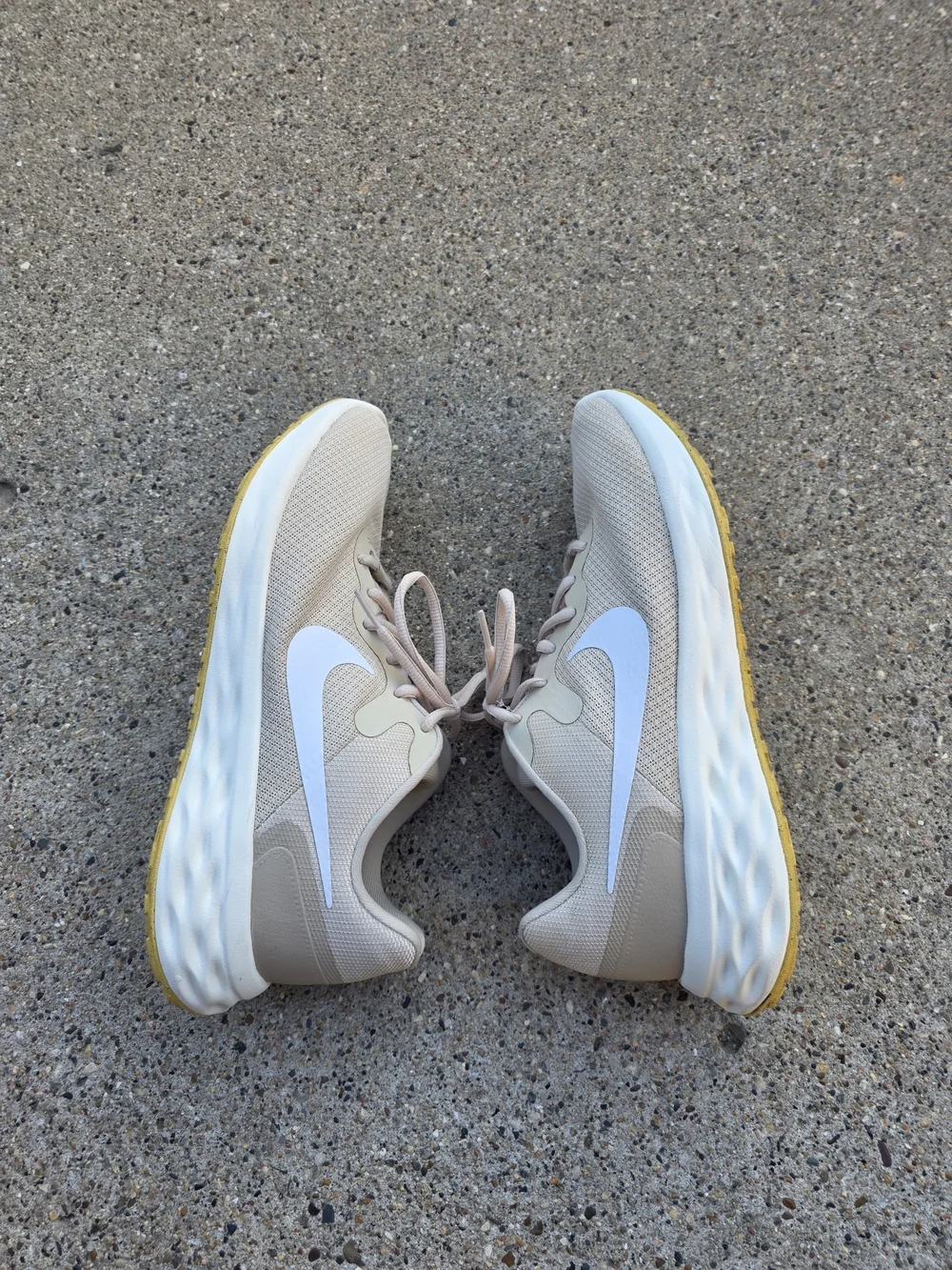 Nike Women's Beige Lightweigt Sneaker  Size 10.5 - Picture 13 of 15